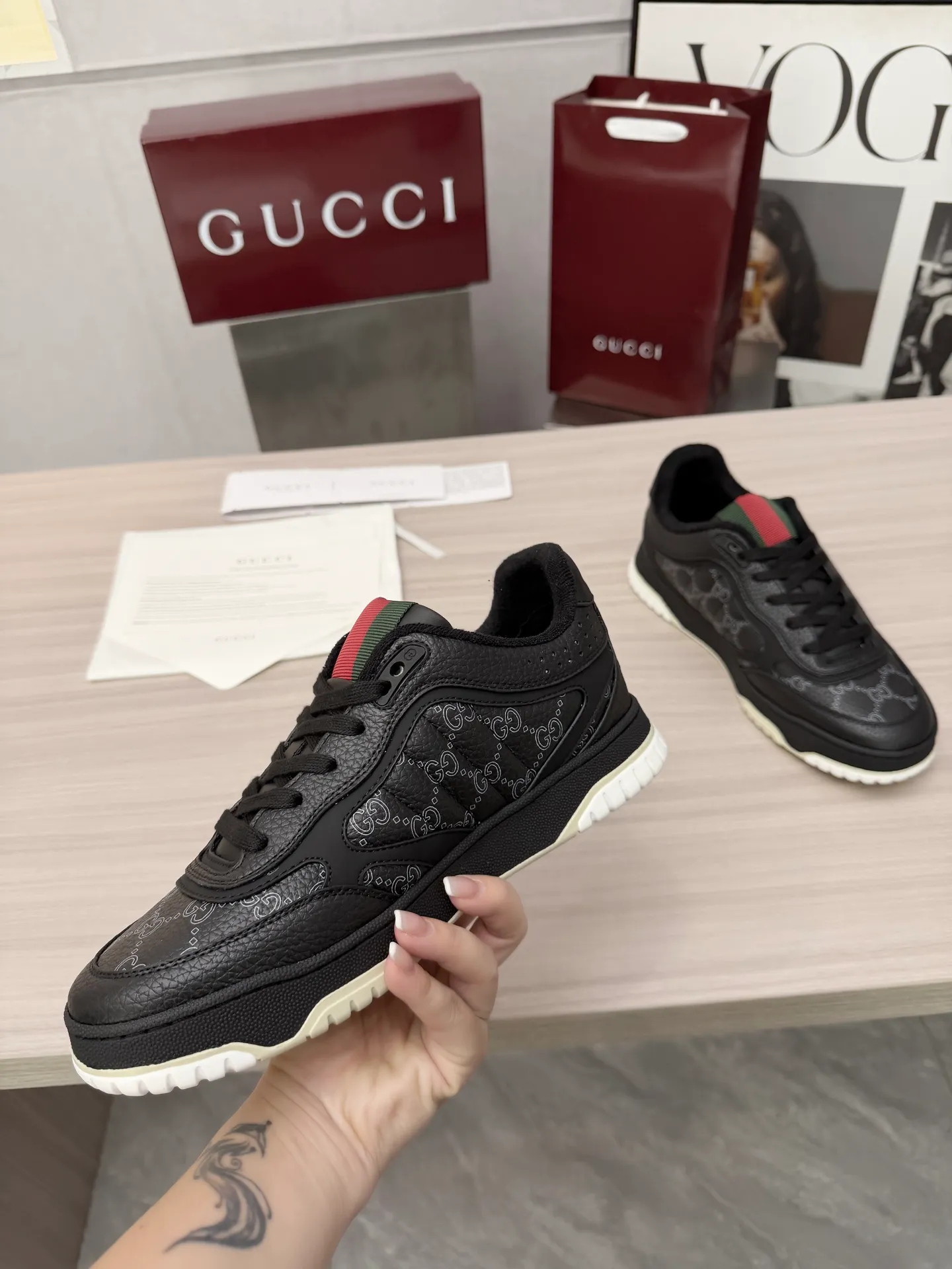 [G Home] P: 600💰 Couple size: Female 35-40. Male 39-44 (45 custom-made) 🆕2025.GUCC Gucci original order quality The latest popular high and low top aged couple sneakers series shipped original purchase development and production, this high and low top sneakers adopt a basketball-style silhouette design, cleverly integrated with hollow panels and distressed effects, showing unique ingenuity. The ingenuity incorporates brand logo details such as interlocking Double G styling accessories and Gucci lettering, a low-key tribute to the brand's design heritage. Exquisite packaging at the delivery counter 🛍📦 ▪️ Fabric: Original customized imported first-layer cowhide ▪️ Inner lining: Imported first-layer cowhide ▪️ Sole: Original molded two-color TPU sole ▪️ Sole thickness: 3cm